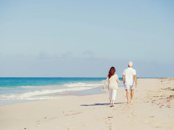 Wandelen langs de golven — Stockfoto