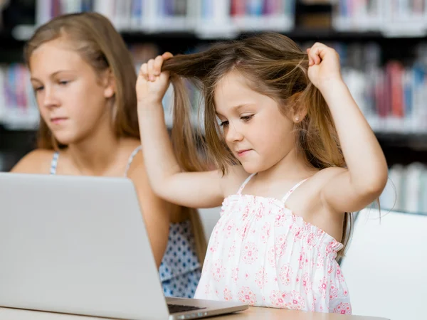 Technologia i zabawa w bibliotece — Zdjęcie stockowe