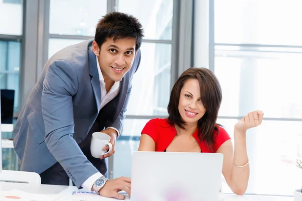 Deux jeunes entreprises collegue dans le bureau — Photo