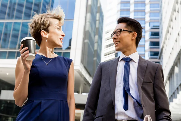 Two colleagues walking together in a city — Stock Photo, Image