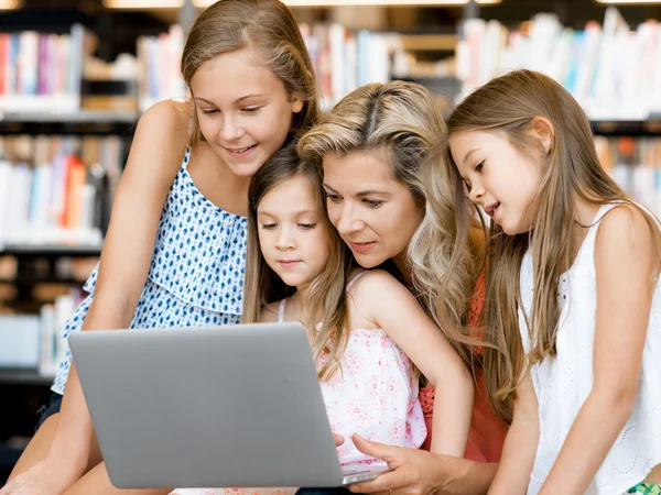 Technologia i zabawa w bibliotece — Zdjęcie stockowe