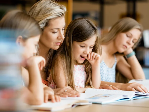 Nos encanta leer. — Foto de Stock