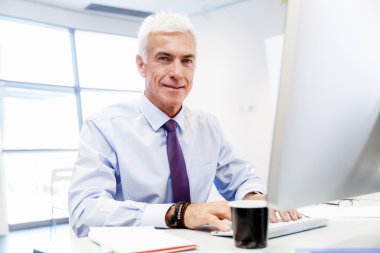 Başka bir office gün bilgisayar önünde