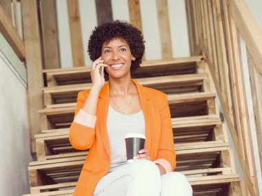 Mobile ile genç işkadını portresi