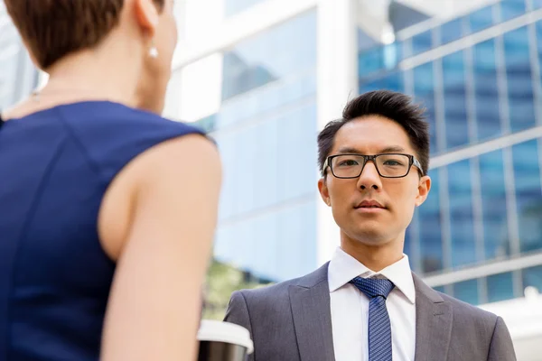 Two colleagues walking together in a city — Stock Photo, Image