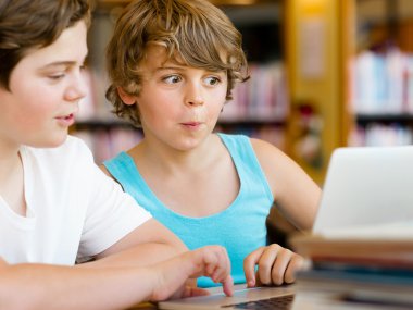 iki çocuk kitaplığı