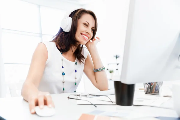 Mulher em fones de ouvido — Fotografia de Stock