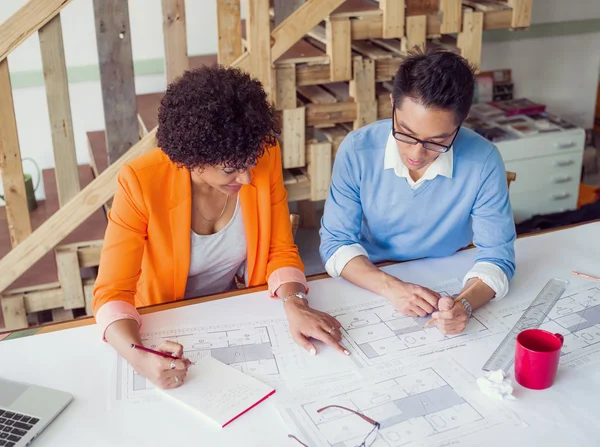 Equipo creativo en el trabajo — Foto de Stock