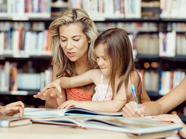 Nos encanta leer. —  Fotos de Stock