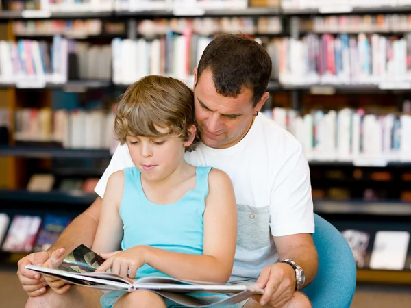 Vader en zoon in bibliotheek — Stockfoto