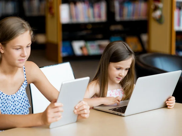 Technology and fun in the library — Stock Photo, Image