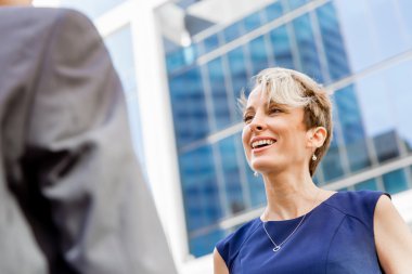 İki arkadaşları birlikte bir şehirde yürüyüş