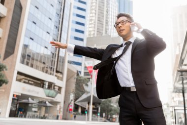 Bir taksi şehirde sallayarak