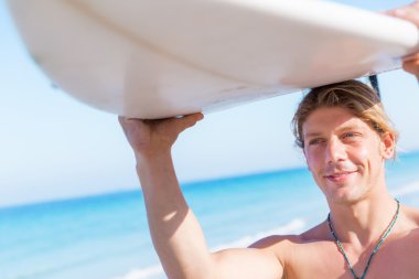 Dalgalar vurmak hazır