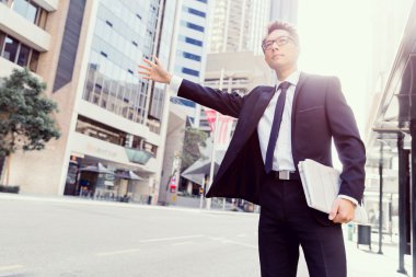 Bir taksi şehirde sallayarak