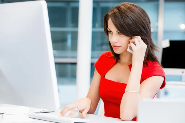 Mujer de negocios exitosa moderna — Foto de Stock