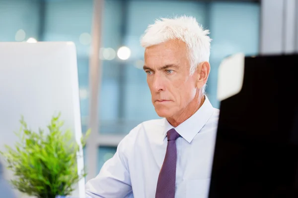 Another office day in front of computer — Stock Photo, Image