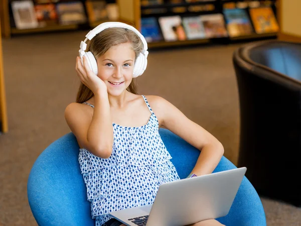 Reading and listening — Stock Photo, Image