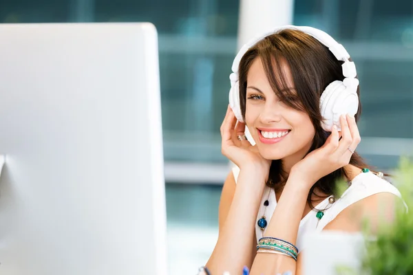 Mujer con auriculares — Foto de Stock