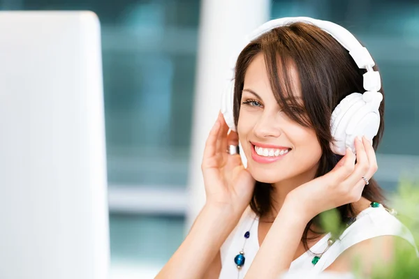 Mujer con auriculares — Foto de Stock