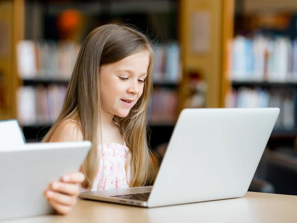 Teknik och kul i biblioteket — Stockfoto