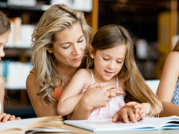 Wir lesen gerne — Stockfoto