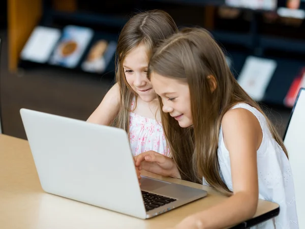 Technology and fun in the library — Stock Photo, Image