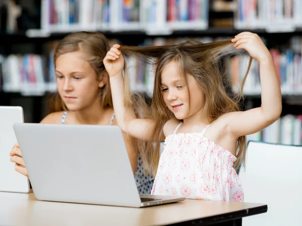 Technologie en plezier in de bibliotheek — Stockfoto