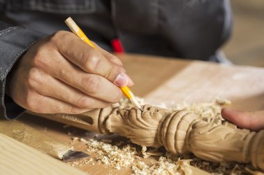 iş yerinde bir marangoz