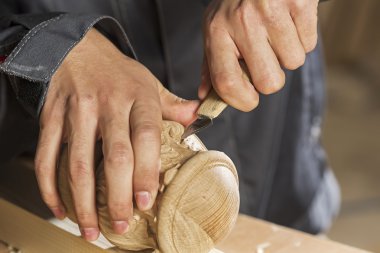 iş yerinde bir marangoz