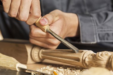 iş yerinde bir marangoz