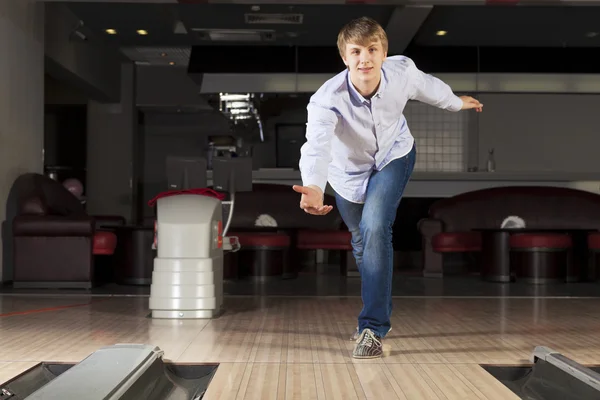 Guy playing bowling — Stock Photo, Image