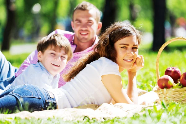 Picknick in tuin — Stockfoto