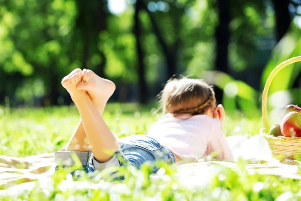 Menina no parque — Fotografia de Stock