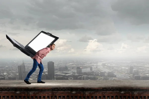 Mann trägt Laptop — Stockfoto