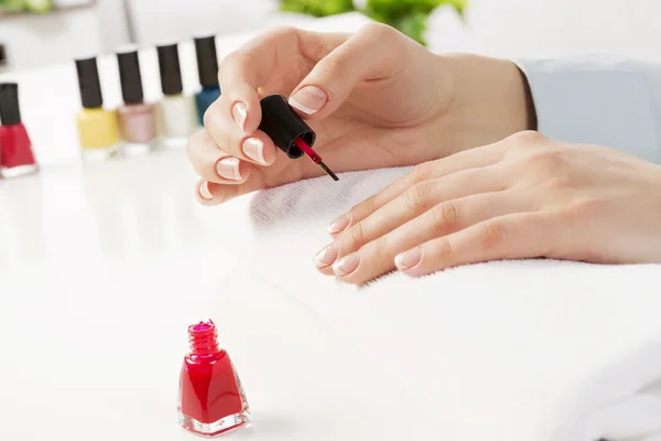 Mujer aplicando pulido — Foto de Stock