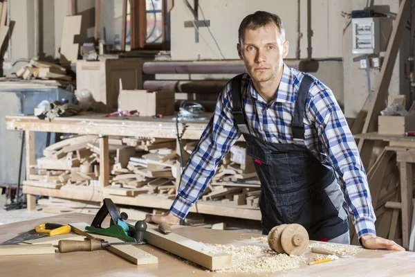 Tischler bei der Arbeit — Stockfoto