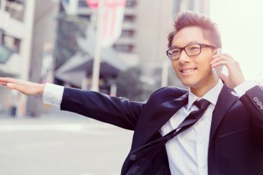 Bir taksi şehirde sallayarak