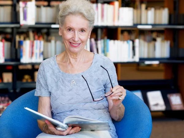 Taking her time with new books — Stock Photo, Image