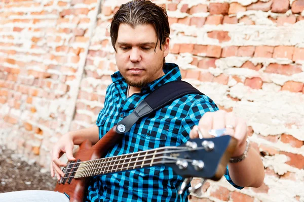 Tuning his guitar — Stock Photo, Image