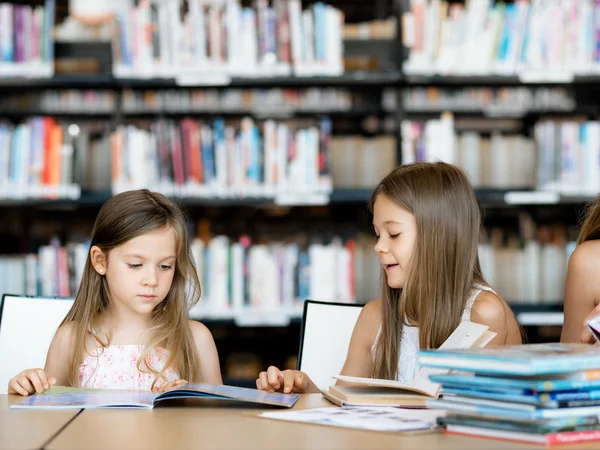 Nos encanta leer. — Foto de Stock