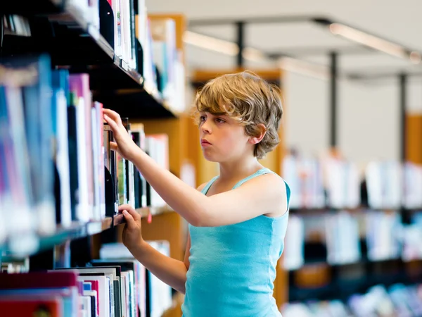 Jongen in bibliotheek — Stockfoto