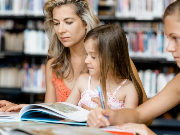 Nos encanta leer. — Foto de Stock