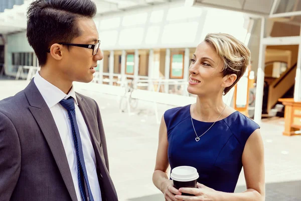 Two colleagues walking together in a city — Stock Photo, Image