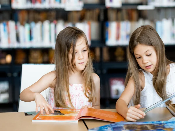 Wir lesen gerne — Stockfoto