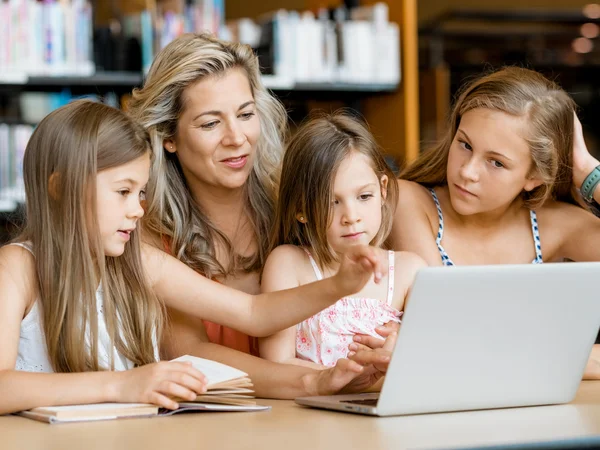 Tecnologia e divertimento in biblioteca — Foto Stock