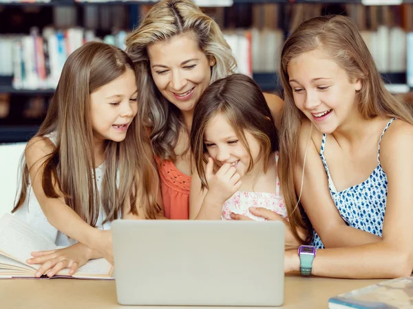 Teknik och kul i biblioteket — Stockfoto