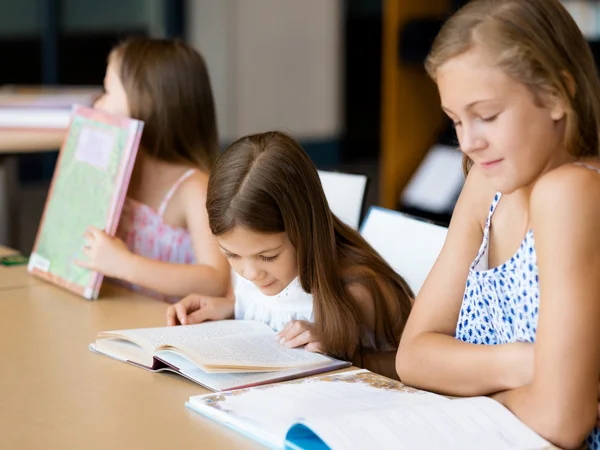 Nos encanta leer. — Foto de Stock