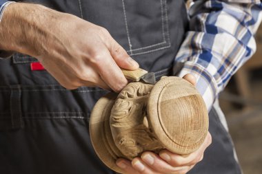 iş yerinde bir marangoz