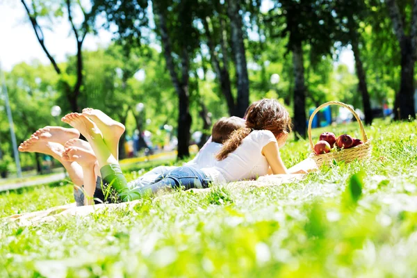 Picnic in garden — Stock Photo, Image